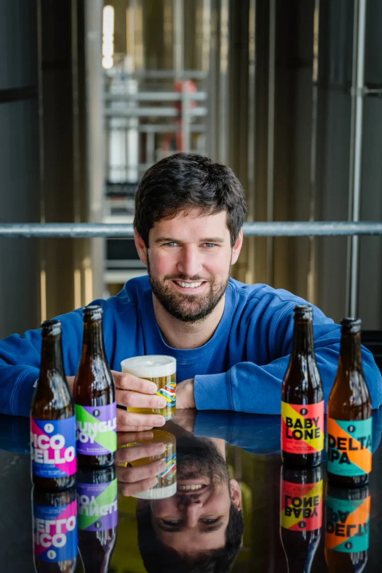 Olivier de Brauwere, co-fondateur du Brussels Beer Project, tenant une bière artisanale