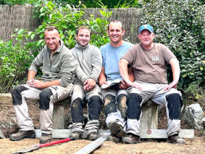 Une équipe de travailleurs de la Ferme Nos Pilifs effectuant des tâches de jardinage respectueuses de l'environnement