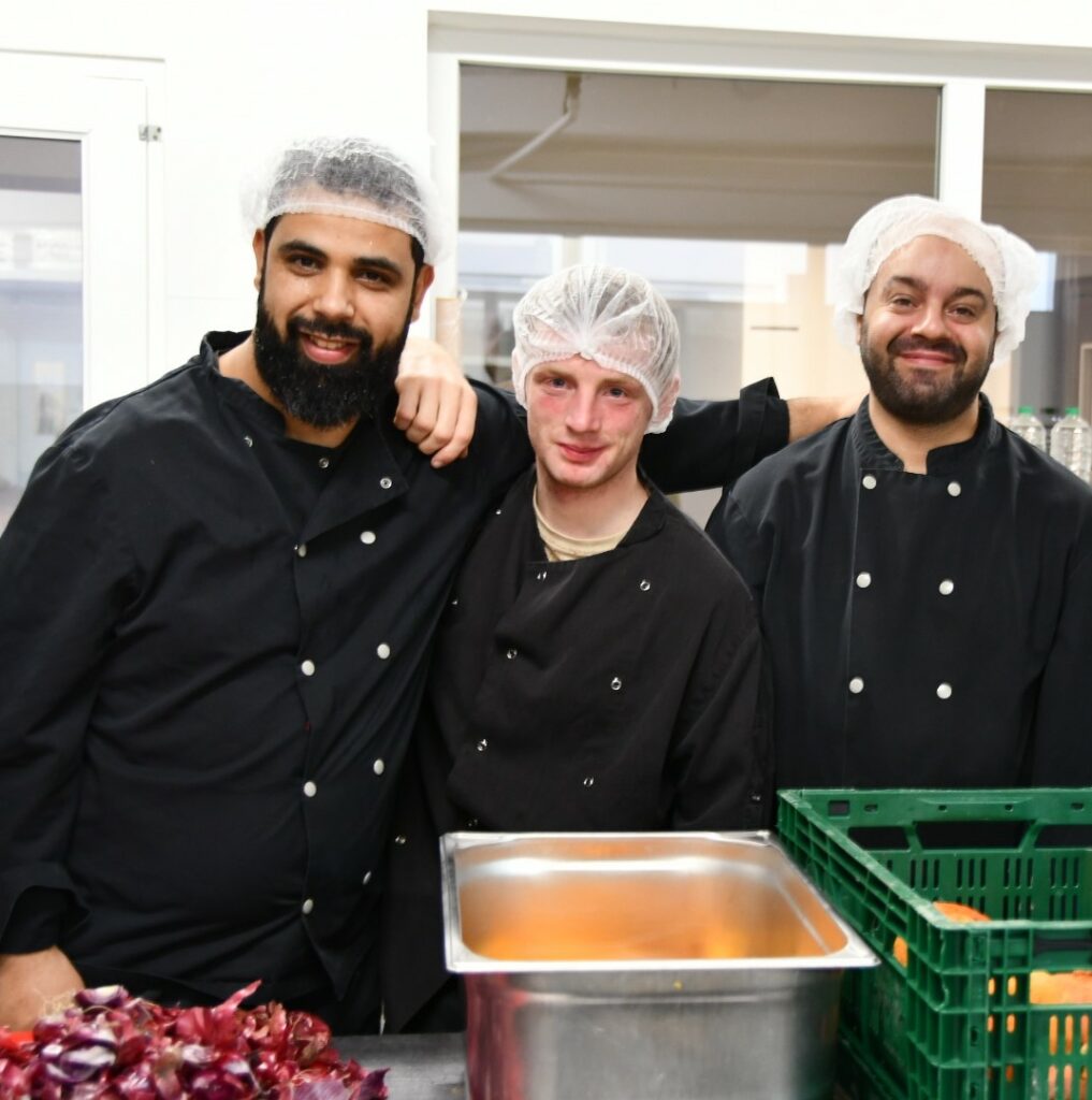 L'équipe d'APRE Services en cuisine, équipés de charlottes, tout sourire