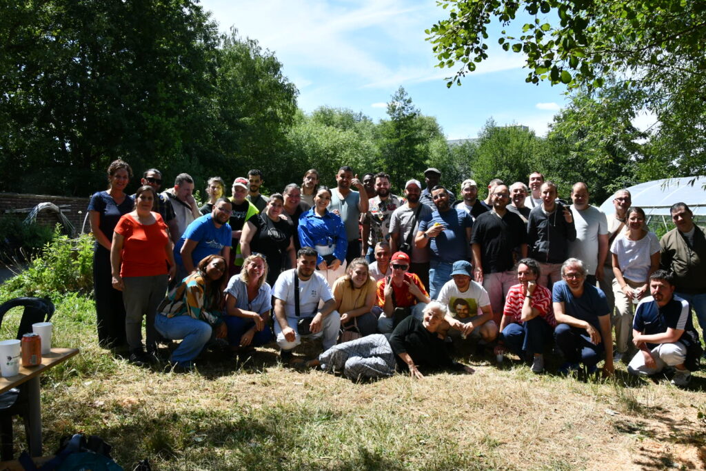 Photo d'équipe d'APRE Services au jardin