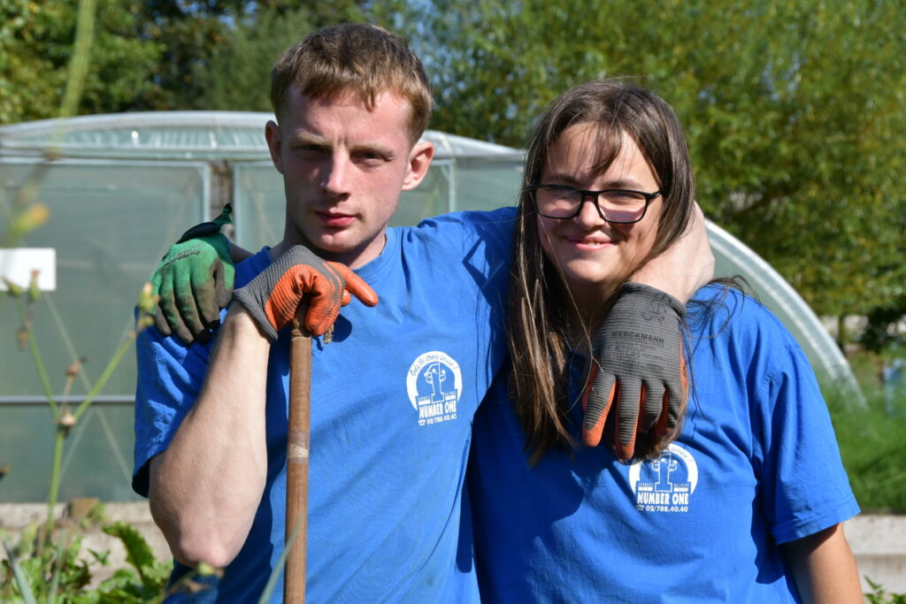 l'équipe de APRE Services est au potager, dans vos jardins