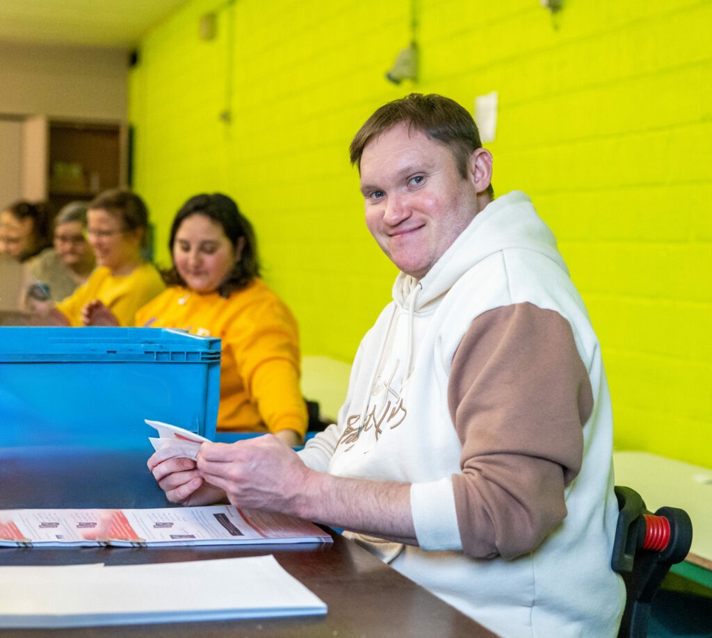 Travailleurs concentrés dans une entreprise de travail adapté