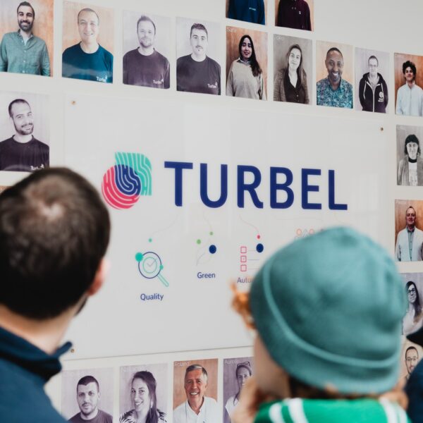 Collaborateur de l'entreprise Turbel travaillant sur la production d'étiquettes adhésives