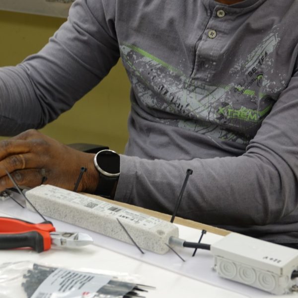 Montage électrique sur boitier d'enseignes lumineuses APAM