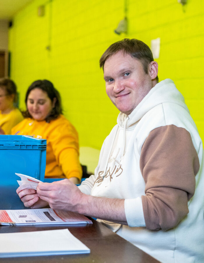 Travailleurs concentrés dans une entreprise de travail adapté