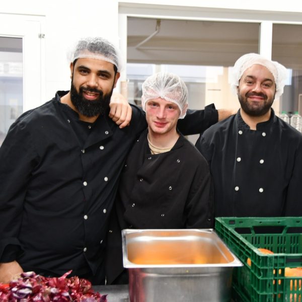 L'équipe d'APRE Services en cuisine, équipés de charlottes, tout sourire