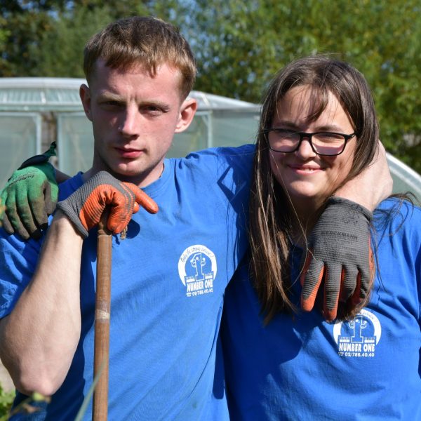 l'équipe de APRE Services est au potager, dans vos jardins