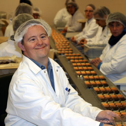 Personne avec trisomie 21 en milieu de travail adapté